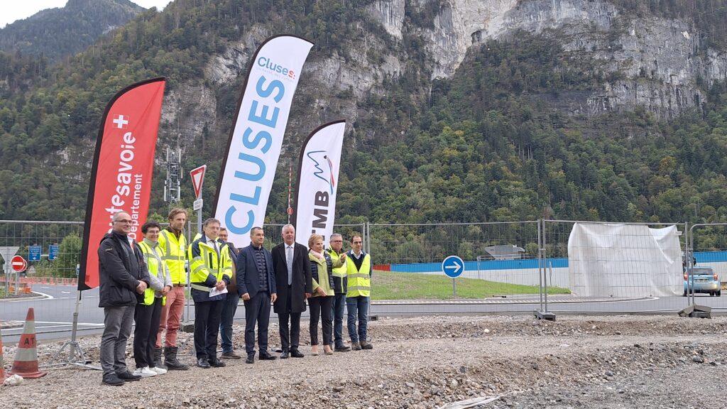 Mise en service du 1er giratoire à Cluses la Maladière ©ATMB
De gauche à droite : Patrick BARILLEC (AMO BTP), Carole Daguet (ATMB), Louis Gauthier (ATMB), Erwan Le Bris (directeur général d’ATMB), Anthony PARAZ (DECREMPS BTP), Jean-Philippe Mas (maire de Cluses), Martial Saddier (Conseil départemental de la Haute-Savoie), Marie-Antoinette METRAL (conseillère départementale du canton de Cluses), Jean-Jacques Cenedese (ATMB), Lilian HUART (commune de Cluses)
